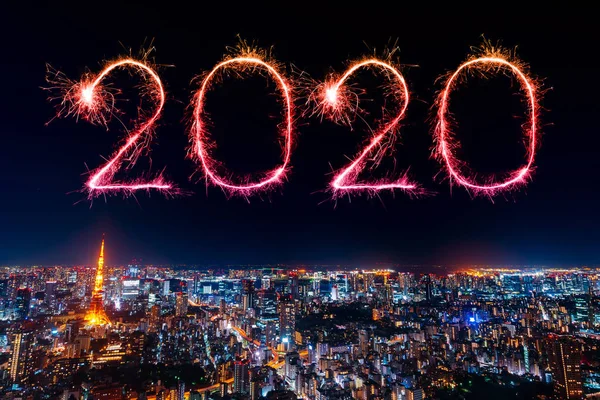 2020 Šťastný nový rok ohňostroje nad Tokijskou městskou krajinou v noci, Japonsko — Stock fotografie