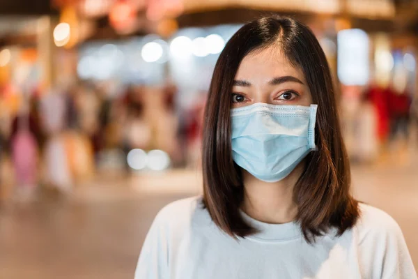 Mujer Joven Con Máscara Médica Centro Comercial Para Prevención Pandemia —  Fotos de Stock