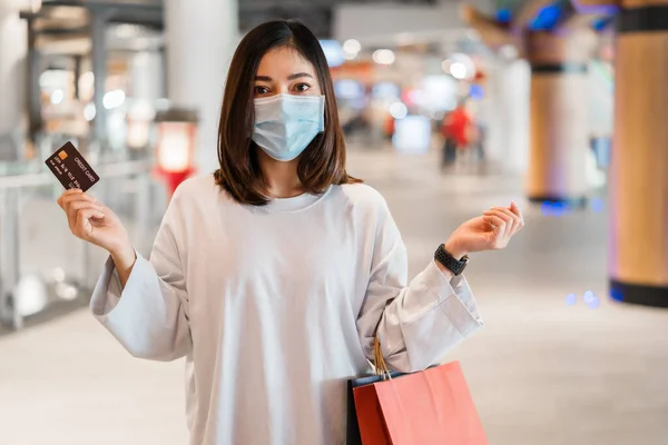 Mujer Joven Con Máscara Médica Con Tarjeta Crédito Centro Comercial —  Fotos de Stock