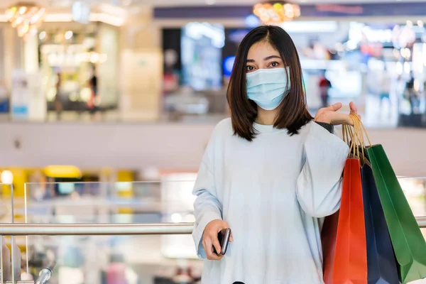 Mujer Joven Compras Con Bolsa Centro Comercial Uso Máscara Médica — Foto de Stock