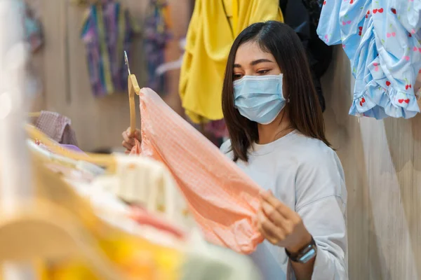 Mujer Joven Que Elige Ropa Centro Comercial Uso Máscara Médica —  Fotos de Stock