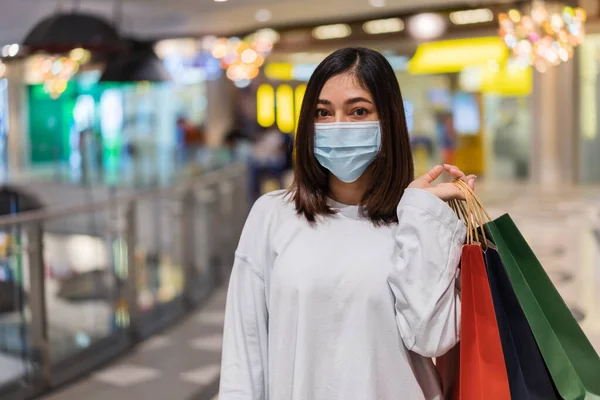 Mujer Joven Compras Con Bolsa Centro Comercial Uso Máscara Médica —  Fotos de Stock