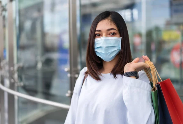 Mujer Joven Compras Con Bolsa Centro Comercial Uso Máscara Médica — Foto de Stock