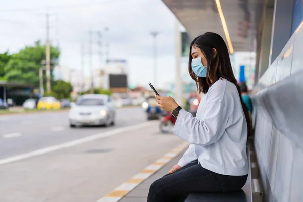 Mujer Joven Usando Teléfono Inteligente Esperando Autobús Parada Autobús Calle — Foto de Stock