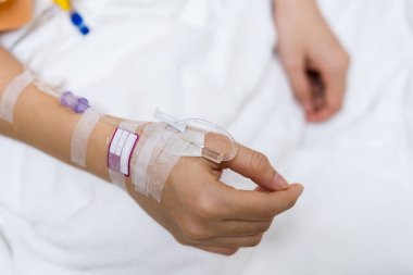 Hastanedeki hastaya serum fizyolojik verildi. 