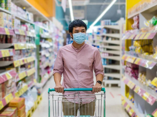 Joven Hombre Asiático Con Carrito Compras Los Grandes Almacenes Supermercados —  Fotos de Stock