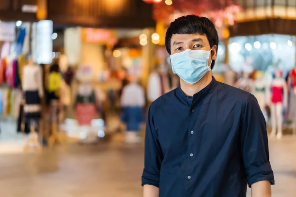 Joven Hombre Asiático Con Máscara Médica Centro Comercial Para Prevención —  Fotos de Stock