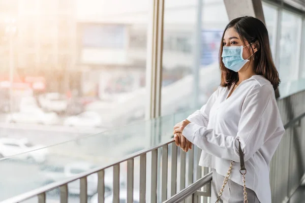 Mujer Asiática Joven Con Máscara Médica Para Prevención Pandemia Del — Foto de Stock