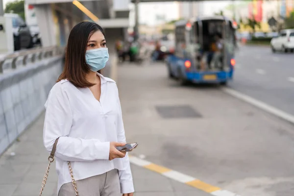 Joven Mujer Asiática Sosteniendo Teléfono Inteligente Esperando Autobús Parada Autobús — Foto de Stock