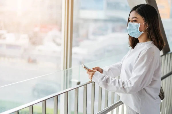 Mujer Asiática Joven Con Máscara Médica Para Prevención Pandemia Del — Foto de Stock