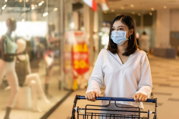 Mujer Asiática Joven Con Carrito Compras Los Grandes Almacenes Uso —  Fotos de Stock