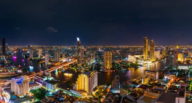 Tayland 'da Chao Phraya nehri ile Bandkok' un panorama manzarası