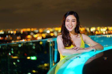 Gece elbisesi içinde güzel bir kadın.