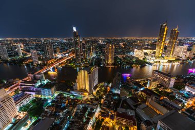 Tayland 'da Chao Phraya nehri ile Bangkok şehri manzarası