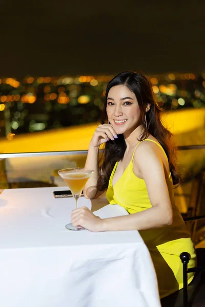 Beautiful Woman Evening Dress Holding Cocktail Restaurant Night City Background — Stock Photo, Image