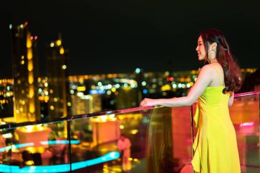 Gece elbisesi içinde güzel bir kadın.