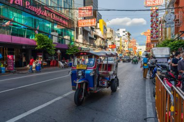 BANGKOK, THAILAND - 9 AUG 2020: COVID-19 virüs salgınından sonra Yaowarat yolunda kalabalık. İnsanlar Bangkok 'un Çin Mahallesi' nde tıbbi maske takıyor olmalı..