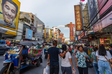 BANGKOK, THAILAND - 9 AUG 2020: COVID-19 virüs salgınından sonra Yaowarat yolunda kalabalık. İnsanlar Bangkok 'un Çin Mahallesi' nde tıbbi maske takıyor olmalı..