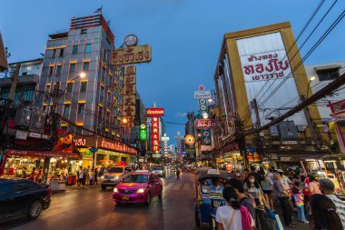 BANGKOK, THAILAND - 9 AUG 2020: COVID-19 virüs salgınından sonra Yaowarat yolunda kalabalık. İnsanlar Bangkok 'un Çin Mahallesi' nde tıbbi maske takıyor olmalı..