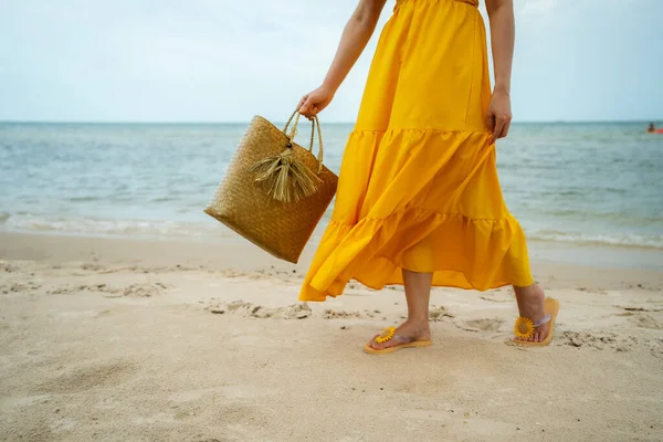 Woman Feet Yellow Dress Walking Sea Beach Bag — Stock Photo, Image