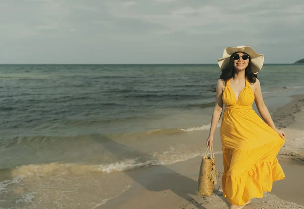 Young Woman Yellow Dress Walking Sea Beach — Stock Photo, Image