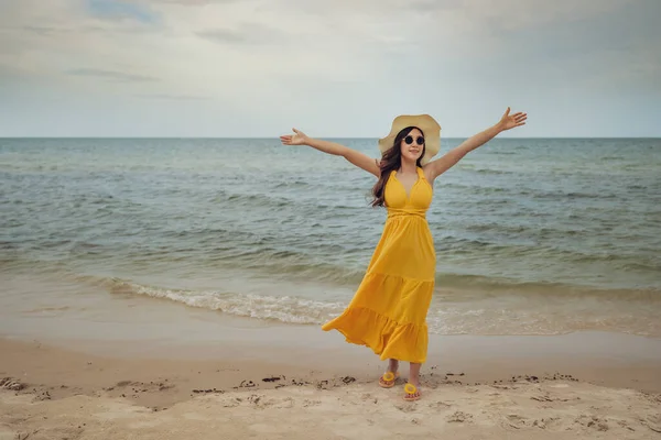Mujer Libertad Con Los Brazos Levantados Playa Del Mar Con — Foto de Stock