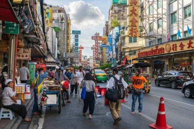 BANGKOK, THAILAND - 9 AUG 2020: COVID-19 virüs salgınından sonra Yaowarat yolunda kalabalık. İnsanlar Bangkok 'un Çin Mahallesi' nde tıbbi maske takıyor olmalı..