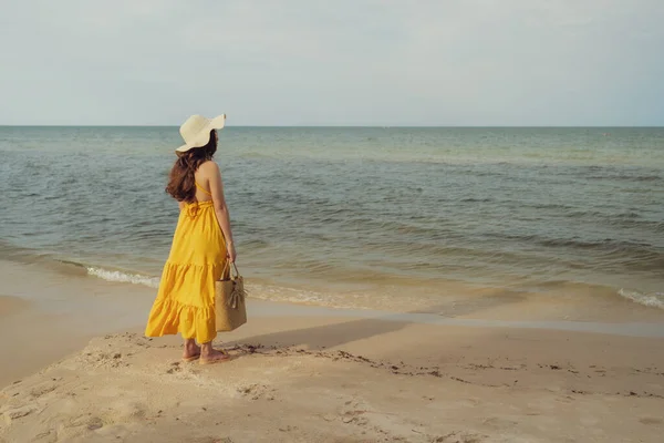 Mujer Vestido Amarillo Pie Playa Mar Con Viento Soplo — Foto de Stock