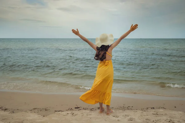 Mujer Libertad Con Los Brazos Levantados Playa Del Mar Con — Foto de Stock