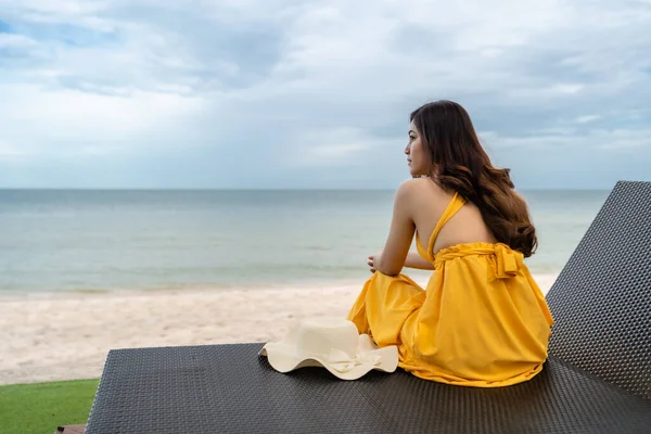 泰国华欣海滩的一位年轻女子坐在椅子上休息 — 图库照片