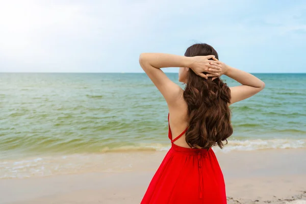 Mujer Libertad Vestido Rojo Playa Del Mar — Foto de Stock