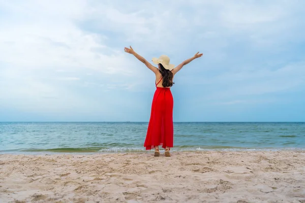 Frihet Kvinna Röd Klänning Med Armarna Upp Havet Stranden — Stockfoto