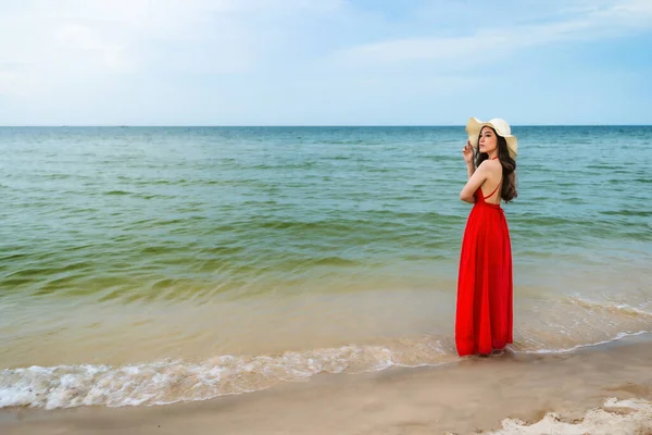 Mujer Feliz Vestido Rojo Pie Con Los Brazos Cruzados Playa — Foto de Stock