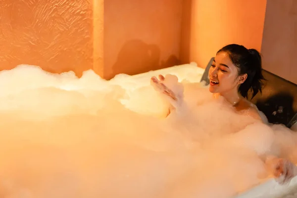 Femme Prenant Bain Moussant Dans Baignoire Nuit — Photo