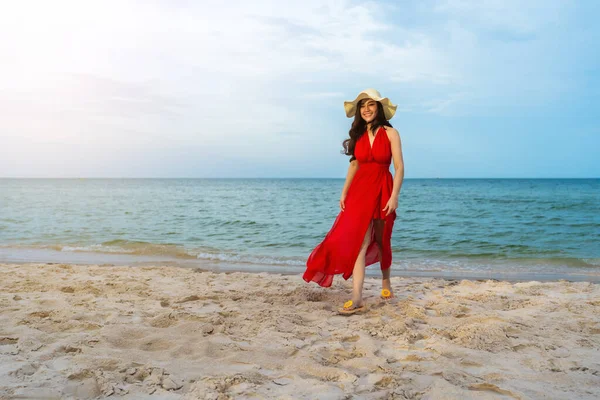 Glad Kvinna Röd Klänning Promenader Havet Stranden — Stockfoto