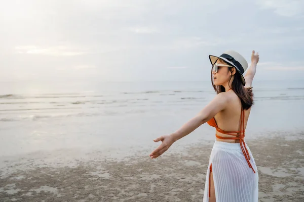 Mujer Libertad Bikini Caminando Con Los Brazos Levantados Playa Del — Foto de Stock