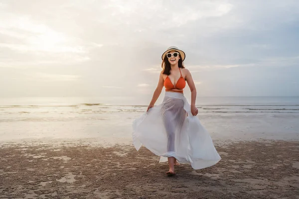 Glad Kvinna Bikini Promenader Stranden — Stockfoto