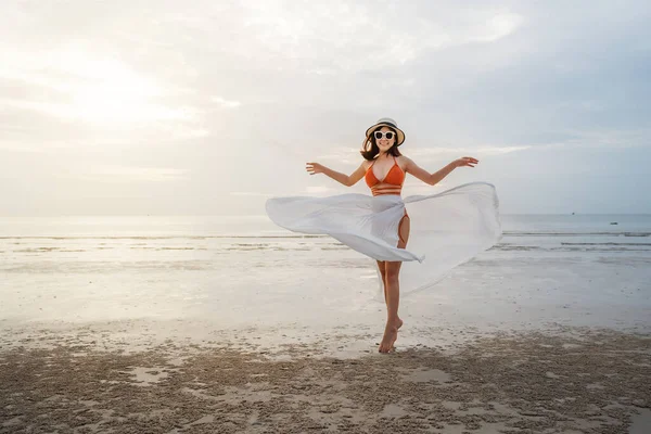 Glad Kvinna Bikini Njuter Stranden Med Solljus — Stockfoto