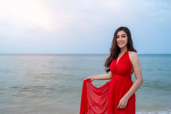 Donna Abito Rosso Godendo Sulla Spiaggia Del Mare — Foto Stock