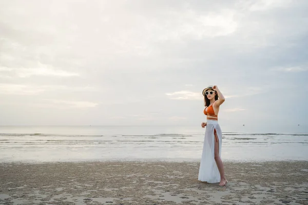 Mujer Alegre Bikini Pie Playa Del Mar — Foto de Stock