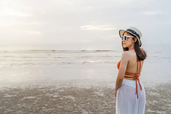 Mulher Alegre Biquíni Praia Mar — Fotografia de Stock