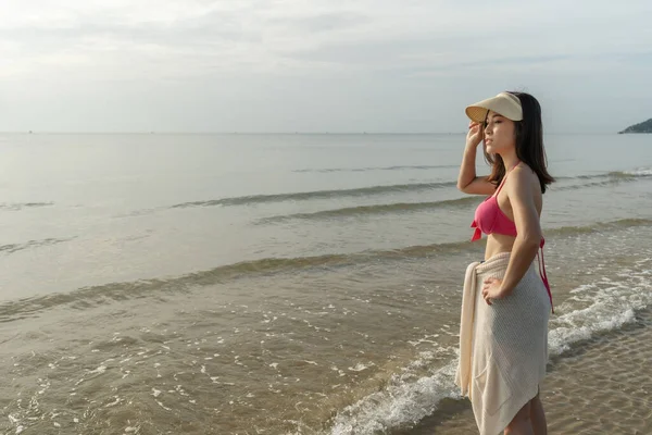 身穿比基尼的快乐女人站在海滩上 — 图库照片