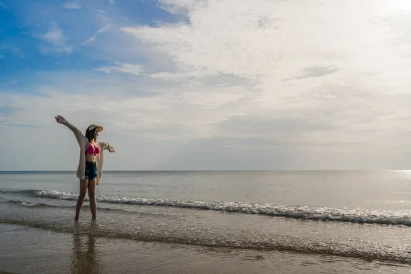 Mujer Libertad Bikini Caminando Con Los Brazos Levantados Playa Del — Foto de Stock
