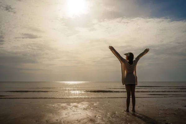 Frihet Kvinna Bikini Promenader Med Armarna Upp Havet Stranden — Stockfoto