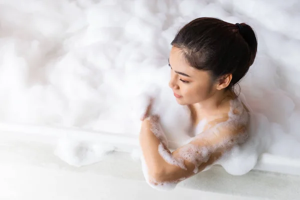 Młoda Kobieta Relaksuje Się Bierze Kąpiel Bąbelkową Wannie Pianką — Zdjęcie stockowe