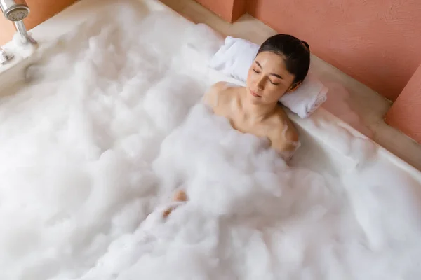 Jeune Femme Relaxant Dans Baignoire Avec Les Yeux Fermés — Photo