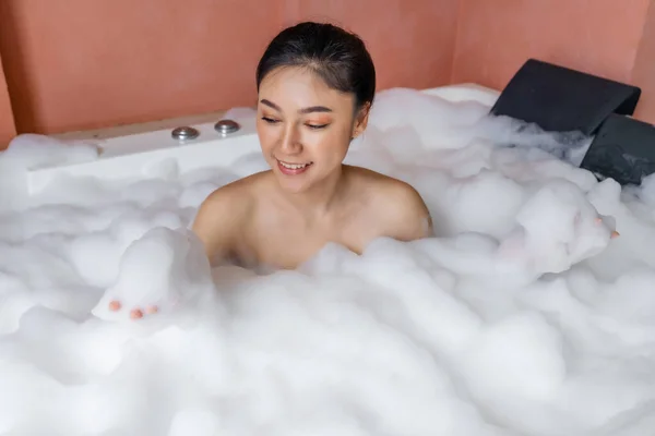 Mujer Joven Relajante Toma Baño Burbujas Bañera Con Espuma — Foto de Stock