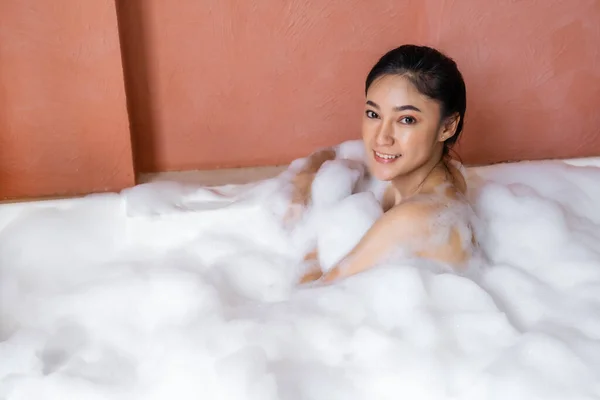 Mujer Joven Relajante Toma Baño Burbujas Bañera Con Espuma — Foto de Stock