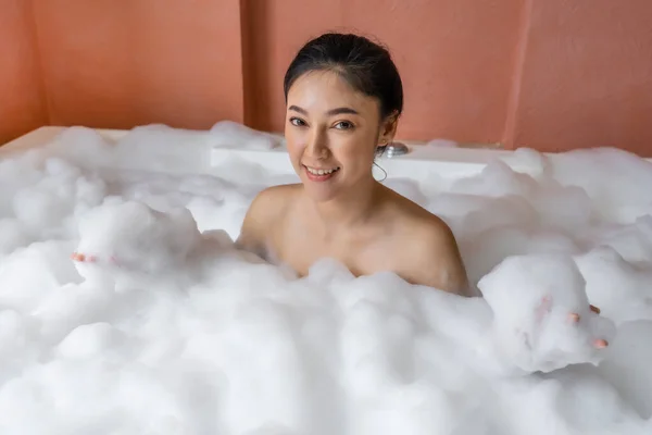 Mujer Joven Relajante Toma Baño Burbujas Bañera Con Espuma —  Fotos de Stock