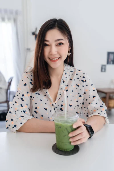 Giovane Donna Che Beve Latte Verde Caffè — Foto Stock